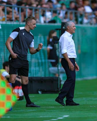 26. Juli 2026, Fussball, Brack Super League 2026 27, FC St. Gallen 1879 gegen FC Zürich, Berit Sitterstadion, St. Gallen, Schweiz Marcel Koller (Trainer, FC Zürich) in der Diskussion mit Julian Müller, 4. Offizieller Photo: Urs Ottiger St. Gallen Berit Sitterstadion St. Gallen Switzerland *** July 26, 2026, Soccer, Brack Super League 2026–27, FC St. Gallen 1879 vs. FC Zurich, Berit Sitter Stadium, St. Gallen, Switzerland; Marcel Koller, coach of FC Zurich, in conversation with Julian Müller, 4th official; Photo by Urs Ottiger, St. Gallen, Berit Sitter Stadium, St. Gallen, Switzerland