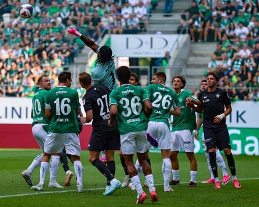 26. Juli 2026, Fussball, Brack Super League 2026 27, FC St. Gallen 1879 gegen FC Zürich, Berit Sitterstadion, St. Gallen, Schweiz Lawrence Ati-Zigi (1, FC St. Gallen) klärt mit einer Faust Photo: Urs Ottiger St. Gallen Berit Sitterstadion St. Gallen Switzerland *** July 26, 2026, Soccer, 2026–27 Brack Super League, FC St. Gallen 1879 vs. FC Zurich, Berit Sitter Stadium, St. Gallen, Switzerland; Lawrence Ati Zigi 1, FC St. Gallen clears the ball with a fist Photo by Urs Ottiger St. Gallen Berit Sitterstadion St. Gallen Switzerland