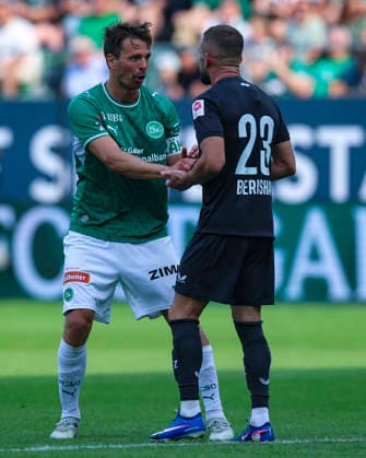 26. Juli 2026, Fussball, Brack Super League 2026 27, FC St. Gallen 1879 gegen FC Zürich, Berit Sitterstadion, St. Gallen, Schweiz Lukas Görtler (16, FC St. Gallen, li.) und Valon Berisha (23, FC Zürich) im angeregten Austausch Photo: Urs Ottiger St. Gallen Berit Sitterstadion St. Gallen Switzerland *** July 26, 2026, Soccer, Brack Super League 2026-27, FC St. Gallen 1879 vs. FC Zurich, Berit Sitterstadion, St. Gallen, Switzerland: Lukas Görtler (16), FC St. Gallen (left), and Valon Berisha (23), FC Zurich, engaged in a lively exchange. Photo by Urs Ottiger, St. Gallen, Berit Sitterstadion, St. Gallen, Switzerland