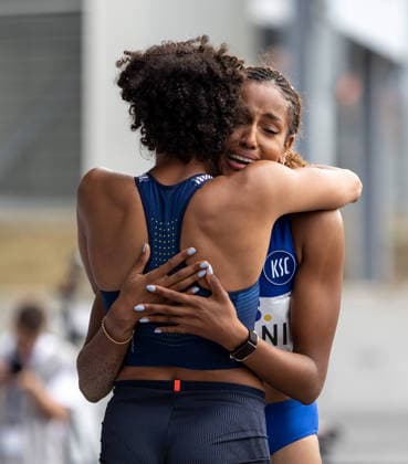 Deutsche Leichtathletik-Meisterschaften; Bochum-Wattenscheid, 26.07.2026 Malaika Mihambo (LG Kurpfalz) gratuliert Mikaelle Assani (Karlsruher SC), bei der Freudentränen kullern, zum Deutschen Meistertitel im Weitsprung der Frauen; Deutsche Leichtathletik-Meisterschaften am 26.07.2026 im Lohrheidestadion in Bochum-Wattenscheid (Nordrhein-Westfalen). *** German Track and Field Championships, Bochum-Wattenscheid, July 26, 2026: Malaika Mihambo of LG Kurpfalz congratulates Mikaelle Assani of Karlsruher SC, who is shedding tears of joy, on winning the women’s long jump title at the German Track and Field Championships on July 26, 2026, at the Lohrheidestadion in Bochum-Wattenscheid, North Rhine-Westphalia. Copyright: xBEAUTIFULxSPORTS R.xSchmittx