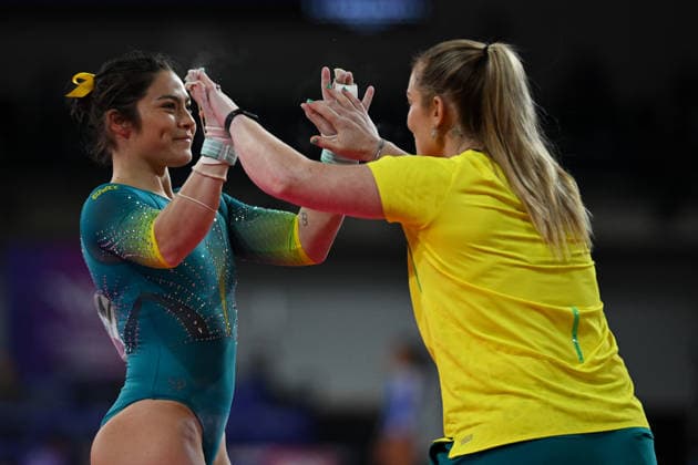 COM26 ARTISTIC GYMNASTICS, Georgia Godwin of Australia is congratulated by Team Australia Head Coach Tara Duncanson in the Artistic Gymnastics Women™s All-Around Final during the Glasgow 2026 Commonwealth Games at the Glasgow International Arena in Glasgow, Scotland, Sunday, July 26, 2026. ( NO ARCHIVING, EDITORIAL USE ONLY Glasgow Scotland United Kingdom  Copyright: xLUKASxCOCHx 20260727166031087357