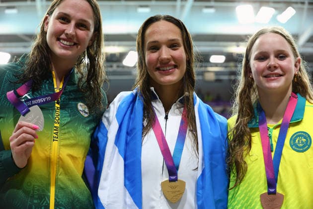 July 26, 2026, Glasgow, Scotland, Great Britain: ANGHARAD EVANS of Scotland (center), AIMEE CANNY of South Africa (left) and SIENNA TOOHEY of Australia (right) pose with their gold, silver and bronze medal in the Swimming Women s 100m Breaststroke Medal Ceremony of the Commonwealth Games Glasgow 2026 at the Tollcross International Swimming Centre in Glasgow, Scotland. Commowealth Games 2026: Swimming  - ZUMAc179 20260726_zep_c179_300 Copyright: xMickaelxChavetx