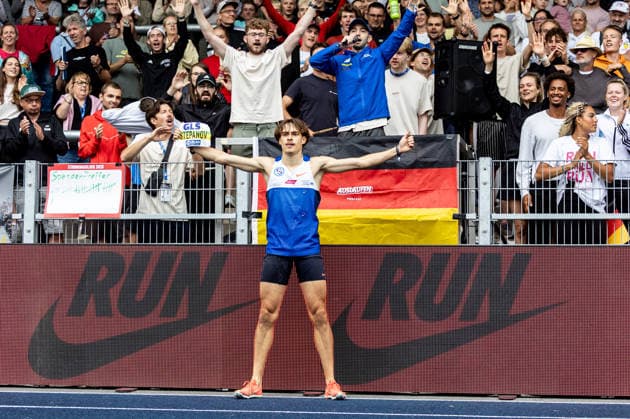 Deutsche Leichtathletik-Meisterschaften; Bochum-Wattenscheid, 26.07.2026 Alexander Stepanov (VfL Sindelfingen) nach seinem Sieg über 800m der Männer vor dem Stimmungsblock mit Maximilian Thorwirth (LAV Stadtwerke Tübingen, blaue Jacke); Deutsche Leichtathletik-Meisterschaften am 26.07.2026 im Lohrheidestadion in Bochum-Wattenscheid (Nordrhein-Westfalen). *** German Track and Field Championships, Bochum-Wattenscheid, July 26, 2026: Alexander Stepanov of VfL Sindelfingen, after his victory in the men’s 800m, stands in front of the cheering section with Maximilian Thorwirth of LAV Stadtwerke Tübingen, wearing a blue jacket at the German Track and Field Championships on July 26, 2026, at Lohrheidestadion in Bochum-Wattenscheid, North Rhine-Westphalia Copyright: xBEAUTIFULxSPORTS R.xSchmittx