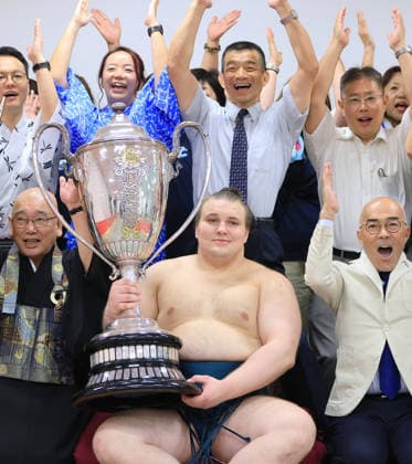 Nagoya Grand Sumo Tournament Sekiwake Aonishiki celebrates after winning the 15-day Nagoya Grand Sumo Tournament at IG Arena in Nagoya, central Japan, on July 26, 2026. (Pool photo)  A14AA0005624087P