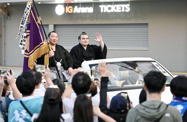 Nagoya Grand Sumo Tournament Sekiwake Aonishiki (R) waves to fans during a parade held after he won the 15-day Nagoya Grand Sumo Tournament in Nagoya, central Japan, on July 26, 2026.  A14AA0005624092P