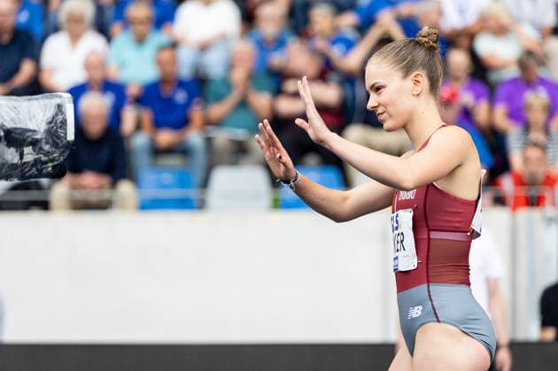 Deutsche Leichtathletik-Meisterschaften; Bochum-Wattenscheid, 26.07.2026 Jana Marie Becker (Königsteiner LV) bei der Athletenvorstellung im 800m-Finale der Frauen; Deutsche Leichtathletik-Meisterschaften am 26.07.2026 im Lohrheidestadion in Bochum-Wattenscheid (Nordrhein-Westfalen). *** German Track and Field Championships, Bochum-Wattenscheid, July 26, 2026: Jana Marie Becker of Königsteiner LV during the athlete introduction for the women’s 800-meter final at the German Track and Field Championships on July 26, 2026, at Lohrheidestadion in Bochum-Wattenscheid, North Rhine-Westphalia Copyright: xBEAUTIFULxSPORTS R.xSchmittx