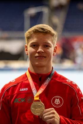 DM Finals 2026; Gerätfinals Männer Reck***Der neue deutsche Meister Gabriel Eichhorn zeigt seine Goldmedaille *** 2026 German Championships Men s Apparatus Finals: High Bar***The new German champion, Gabriel Eichhorn, shows off his gold medal Copyright: xUdoxHerrmannx