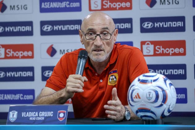 ASEAN Hyundai Cup 2026 Malaysia Vs Laos Pre-match press conference, PK, Pressekonferenz in Kuala Lumpur, Malaysia - 27 Jul 2026 Laos head coach Vladica Grujic speaks to the press during the pre-match press conference for the ASEAN Hyundai Cup 2026 match between Malaysia and Laos at Kuala Lumpur Football Stadium, Cheras. Kuala Lumpur Malaysia Copyright: xWongxFokxLoyx xSOPAxImagesx 20260727_AFW_0078 copy