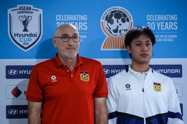 ASEAN Hyundai Cup 2026 Malaysia Vs Laos Pre-match press conference, PK, Pressekonferenz in Kuala Lumpur, Malaysia - 27 Jul 2026 Laos head coach Vladica Grujic (L) and player representative Khonesavanh Keonuchanh pose for photos after the pre-match press conference for the ASEAN Hyundai Cup 2026 match between Malaysia and Laos at Kuala Lumpur Football Stadium, Cheras. Kuala Lumpur Malaysia Copyright: xWongxFokxLoyx xSOPAxImagesx 20260727_AFW_0114 copy