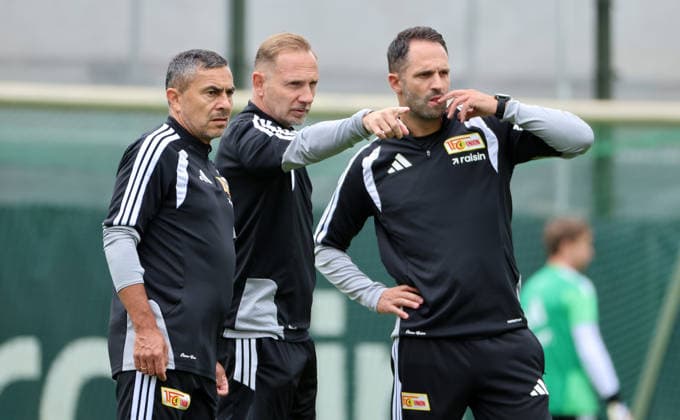 Co Trainer Sascha Stauch, Trainer Mauro Lustrinelli, Co Trainer Michel Renggli Aktion Oberkörper Fußball Fussball Training Bundesliga Herren DFL Saison 2026 2027 27.07.2026 1.FC Union Berlin FCU DFL regulations prohibit any use of photographs as image sequences and or quasi-video. *** Assistant Coach Sascha Stauch, Head Coach Mauro Lustrinelli, Assistant Coach Michel Renggli, Upper Body Workout, Soccer, Soccer Training, Bundesliga, Men s, DFL, 2026–2027 Season, July 27, 2026, 1. FC Union Berlin (FCU). DFL regulations prohibit any use of photographs as image sequences and or quasi-video content.