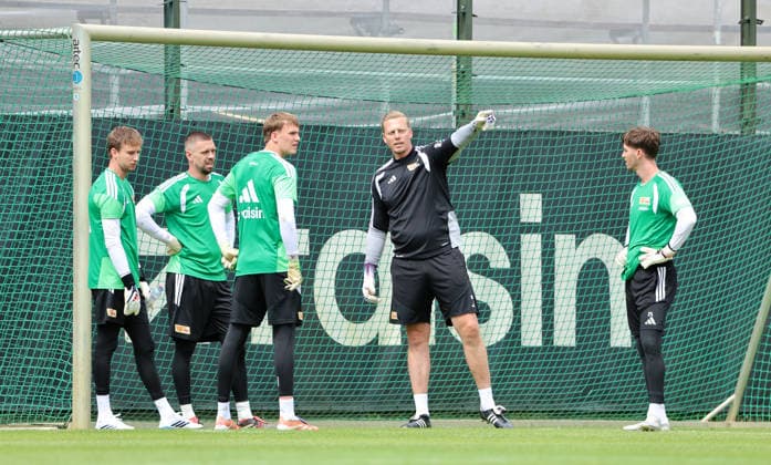 Torwart Frederik Rönnow, Torwart Philip Menzel, Torwart Nikolai Kemlein, Torwarttrainer Marcel Höttecke gibt Anweisungen, Torwart Carl Klaus Fußball Fussball Training Bundesliga Herren DFL Saison 2026 2027 27.07.2026 1.FC Union Berlin FCU DFL regulations prohibit any use of photographs as image sequences and or quasi-video. *** Goalkeeper Frederik Rönnow, Goalkeeper Philip Menzel, Goalkeeper Nikolai Kemlein, Goalkeeper coach Marcel Höttecke gives instructions, goalkeeper Carl Klaus Sports Soccer Soccer Training Bundesliga Men s DFL Season 2026 2027 July 27, 2026 1. FC Union Berlin FCU DFL regulations prohibit any use of photographs as image sequences and or quasi-video
