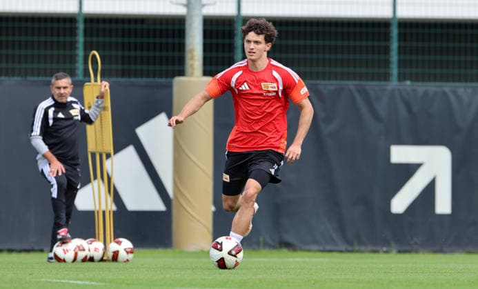 Julien Friedrich am Ball Einzelbild Freisteller Aktion Fußball Fussball Training Bundesliga Herren DFL Saison 2026 2027 27.07.2026 1.FC Union Berlin FCU DFL regulations prohibit any use of photographs as image sequences and or quasi-video. *** Julien Friedrich with the ball, single frame, cutout, action, sports, soccer, soccer training, Bundesliga, men s, DFL, 2026–2027 season, July 7, 2026, 1. FC Union Berlin, FCU. DFL regulations prohibit any use of photographs as image sequences and or quasi-video.