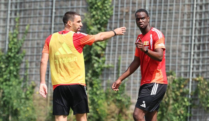 Rani Khedira redet mit Ilyas Ansah Aktion Oberkörper Fußball Fussball Training Bundesliga Herren DFL Saison 2026 2027 27.07.2026 1.FC Union Berlin FCU DFL regulations prohibit any use of photographs as image sequences and or quasi-video. *** Rani Khedira talks with Ilyas Ansah; Upper-body exercise; Sports; Soccer; Soccer training; Bundesliga; Men s; DFL; 2026–2027 season; July 27, 2026; 1. FC Union Berlin; FCU; DFL regulations prohibit any use of photographs as image sequences and or quasi-video