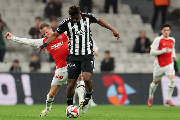 2026-04-27 Besiktas JK v Fatih Karagumruk SK - Trendyol Super Lig ISTANBUL, TURKEY - APRIL 27: Sam Larsson of Fatih Karagumruk, Emmanuel Agbadou of Besiktas JK during the Trendyol Super Lig match between Besiktas JK and Fatih Karagumruk SK at Tupras Stadium on April 27, 2026 in Istanbul, Turkey. (Photo by BSR Agency) Istanbul Turkey Content not available for redistribution in The Netherlands directly or indirectly through any third parties. Copyright: xBSRxAgencyx
