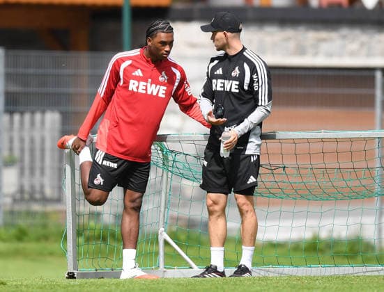 25.07.2026, xophax, Fussball 1.Bundesliga, 1.FC Koeln Trainingslager . Mannschaft in Kitzbühel .Training in Sankt Johann. Reigan Heskey , links und Trainer Rene Wagner ( beide 1.FC Köln ) Kitzbühel *** July 25, 2026, xophax, Soccer, Bundesliga 1, 1. FC Köln Training Camp: Team in Kitzbühel, Training in Sankt Johann. Reigan Heskey (left) and Coach Rene Wagner, both of 1. FC Köln, Kitzbühel