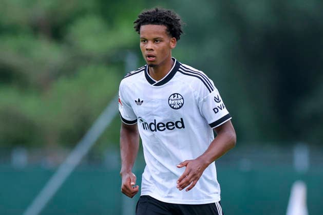 Julian Etse (Eintracht Frankfurt) schaut waehrend des Freundschaftsspiels zwischen Trabzonspor und Eintracht Frankfurt, SAK-Sportanlage Nonntal am 26. July 2026 in Salzburg, Österreich. (Foto von Marco Steinbrenner DeFodi Images) +++ Julian Etse (Eintracht Frankfurt) looks on during the Friendly match between Trabzonspor and Eintracht Frankfurt at SAK-Sportanlage Nonntal on July 26, 2026 in Salzburg, Austria. (Photo by Marco Steinbrenner DeFodi Images) - *** Julian Etse of Eintracht Frankfurt watches during the friendly match between Trabzonspor and Eintracht Frankfurt, SAK Sportanlage Nonntal on July 26, 2026, in Salzburg, Austria. Photo by Marco Steinbrenner, DeFodi Images. Julian Etse of Eintracht Frankfurt looks on during the friendly match between Trabzonspor and Eintracht Frankfurt at SAK Sportanlage Nonntal on July 26, 2026 in Salzburg, Austria. Photo by Marco Steinbrenner, DeFodi Images