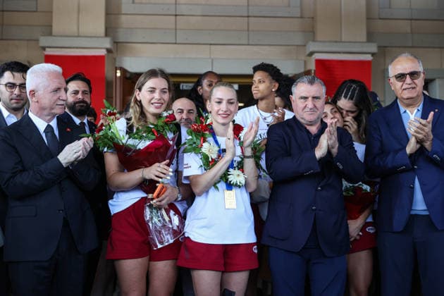 Turkiye s women s volleyball team receives hero s welcome after nations league triumph ISTANBUL, TURKIYE - JULY 27: Turkiye s national women s volleyball team is welcomed with a ceremony at Istanbul Airport after winning the 2026 FIVB Volleyball Women s Nations League title, in Istanbul, Turkiye, on July 27, 2026. The welcoming ceremony was also attended by Turkish Youth and Sports Minister Osman Askin Bak (2nd R), Istanbul Governor Davut Gul (L), and Turkish Volleyball Federation President Akif Ustundag (R). Cem Tekkesinoglu Anadolu Istanbul Turkey. Editorial use only. Please get in touch for any other usage.  Copyright: x2026xAnadoluxCemxTekkesinoglux