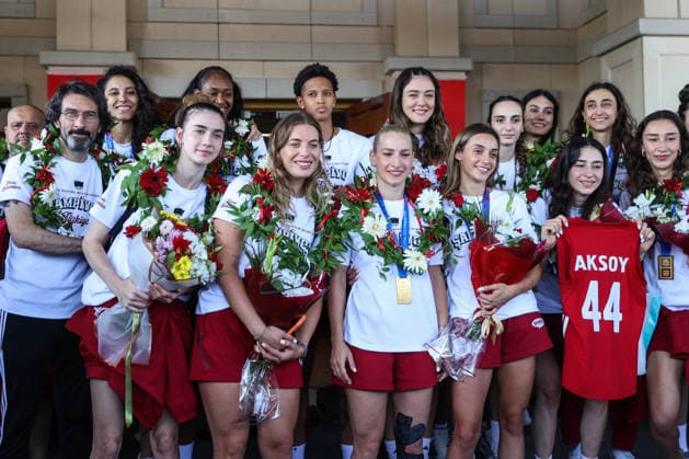 Turkiye s women s volleyball team receives hero s welcome after nations league triumph ISTANBUL, TURKIYE - JULY 27: Turkiye s national women s volleyball team is welcomed with a ceremony at Istanbul Airport after winning the 2026 FIVB Volleyball Women s Nations League title, in Istanbul, Turkiye, on July 27, 2026. Cem Tekkesinoglu Anadolu Istanbul Turkey. Editorial use only. Please get in touch for any other usage.  Copyright: x2026xAnadoluxCemxTekkesinoglux