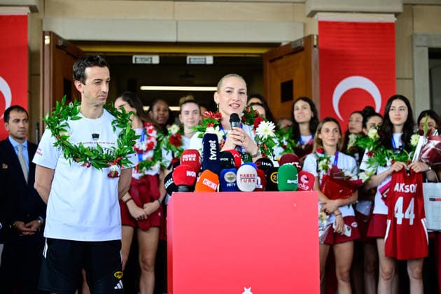 Turkiye’s women’s volleyball team receives a welcoming ceremony in Istanbul after VNL Championship ISTANBUL, TURKIYE - JULY 27: Gizem Orge of Turkiye speaks during the welcoming ceremony for the Turkiye’s national women’s volleyball team at Istanbul Airport after winning the 2026 FIVB Volleyball Women s Nations League title, in Istanbul, Turkiye on July 27, 2026. Cem Tekkesinoglu Anadolu Istanbul Turkey. Editorial use only. Please get in touch for any other usage.  Copyright: x2026xAnadoluxCemxTekkesinoglux
