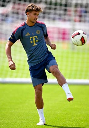 27.07.2026, Fussball Bundesliga 2026 2027, Trainingslager FC Bayern München in Rottach-Egern am Tegernsee (Bayern). Tom Bischof (FC Bayern München) am Ball. *** July 27, 2026, 2026–2027 Bundesliga, FC Bayern Munich training camp in Rottach Egern on Lake Tegernsee, Bavaria; Tom Bischof, FC Bayern Munich, in action
