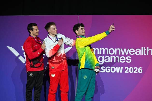 COM26 ARTISTIC GYMNASTICS, Bronze medallist James Hardy of Australia takes a selfie with Gold medallist Luke Whitehouse of England and Silver medallist Rene Cournoyer of Canada on the podium after winning Bronze in the Artistic Gymnastics Men™s Floor Exercise Final during the Glasgow 2026 Commonwealth Games at the Glasgow International Arena in Glasgow, Scotland, Monday, July 27, 2026. ( NO ARCHIVING, EDITORIAL USE ONLY Glasgow Scotland United Kingdom  Copyright: xLUKASxCOCHx 20260727122164222560