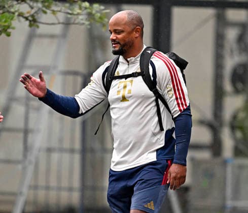 27.07.2026, Fussball Bundesliga 2026 2027, Trainingslager FC Bayern München in Rottach-Egern am Tegernsee (Bayern). Trainer Vincent Kompany (FC Bayern München) hat schwarze Finger, ihm ist wohl die Kette vom Fahrrad runter gekracht *** July 27, 2026, 2026–2027 Bundesliga, FC Bayern Munich training camp in Rottach Egern on Lake Tegernsee; Bayern coach Vincent Kompany; FC Bayern Munich has black fingers—the chain must have come off his bike