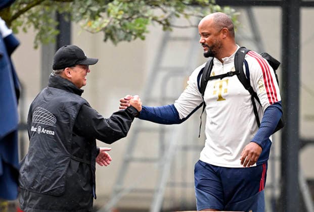 27.07.2026, Fussball Bundesliga 2026 2027, Trainingslager FC Bayern München in Rottach-Egern am Tegernsee (Bayern). Trainer Vincent Kompany (FC Bayern München) shakehands *** July 27, 2026, 2026–2027 Bundesliga, FC Bayern Munich training camp in Rottach Egern on Lake Tegernsee, Bayern coach Vincent Kompany, FC Bayern Munich, shaking hands
