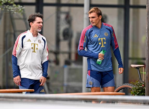 27.07.2026, Fussball Bundesliga 2026 2027, Trainingslager FC Bayern München in Rottach-Egern am Tegernsee (Bayern). Joao Palhinha (FC Bayern München) mit einer Trinkflasche *** July 27, 2026, 2026–2027 Bundesliga, FC Bayern Munich training camp in Rottach-Egern on Lake Tegernsee, Bavaria; Joao Palhinha of FC Bayern Munich with a water bottle