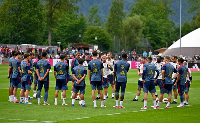 27.07.2026, Fussball Bundesliga 2026 2027, Trainingslager FC Bayern München in Rottach-Egern am Tegernsee (Bayern). Die Spieler versammeln sich *** July 27, 2026, 2026–2027 Bundesliga, FC Bayern Munich training camp in Rottach Egern on Lake Tegernsee, Bavaria. The players are gathering.