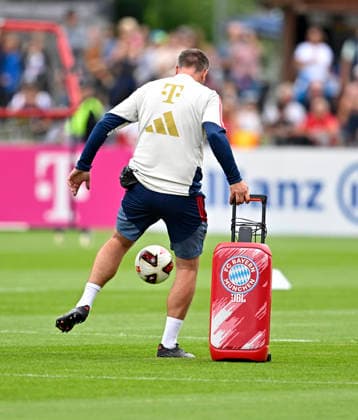 27.07.2026, Fussball Bundesliga 2026 2027, Trainingslager FC Bayern München in Rottach-Egern am Tegernsee (Bayern). Große Box mit auf dem Rasen *** July 27, 2026, 2026–2027 Bundesliga, FC Bayern Munich training camp in Rottach Egern on Lake Tegernsee, Bavaria—Large box on the field
