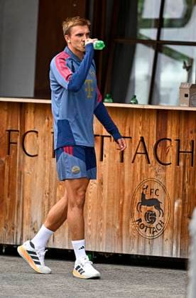 27.07.2026, Fussball Bundesliga 2026 2027, Trainingslager FC Bayern München in Rottach-Egern am Tegernsee (Bayern). Joao Palhinha (FC Bayern München) trinkt einen Schluck. *** July 27, 2026, 2026–2027 Bundesliga, FC Bayern Munich training camp in Rottach Egern on Lake Tegernsee, Bavaria; Joao Palhinha of FC Bayern Munich takes a sip