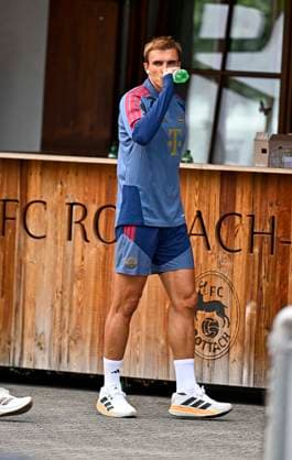 27.07.2026, Fussball Bundesliga 2026 2027, Trainingslager FC Bayern München in Rottach-Egern am Tegernsee (Bayern). Joao Palhinha (FC Bayern München) trinkt einen Schluck. *** July 27, 2026, 2026–2027 Bundesliga, FC Bayern Munich training camp in Rottach Egern on Lake Tegernsee, Bavaria; Joao Palhinha of FC Bayern Munich takes a sip