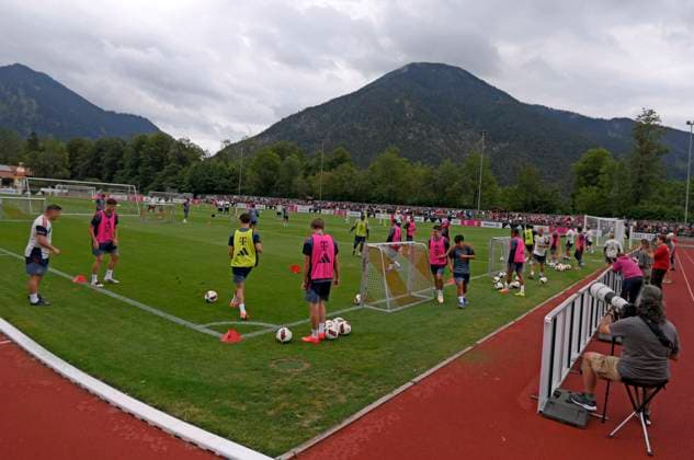 27.07.2026, Fussball Bundesliga 2026 2027, Trainingslager FC Bayern München in Rottach-Egern am Tegernsee (Bayern). Die Bayern Spieler trainieren unter der Bergkulisse *** July 27, 2026, 2026–2027 Bundesliga, FC Bayern Munich training camp in Rottach Egern on Lake Tegernsee, Bavaria. The Bayern players are training against a backdrop of mountains.