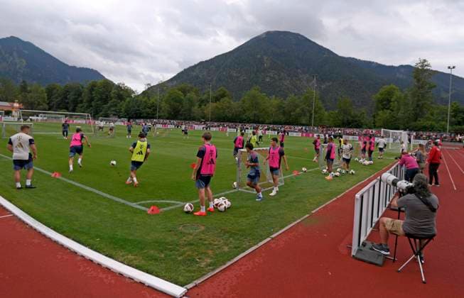 27.07.2026, Fussball Bundesliga 2026 2027, Trainingslager FC Bayern München in Rottach-Egern am Tegernsee (Bayern). Die Bayern Spieler trainieren unter der Bergkulisse *** July 27, 2026, 2026–2027 Bundesliga, FC Bayern Munich training camp in Rottach Egern on Lake Tegernsee, Bavaria. The Bayern players are training against a backdrop of mountains.