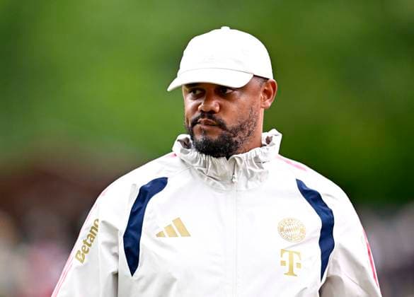27.07.2026, Fussball Bundesliga 2026 2027, Trainingslager FC Bayern München in Rottach-Egern am Tegernsee (Bayern). Trainer Vincent Kompany (FC Bayern München) nachdenklich. *** July 27, 2026, 2026–2027 Bundesliga, FC Bayern Munich training camp in Rottach Egern on Lake Tegernsee; Bayern coach Vincent Kompany looks pensive