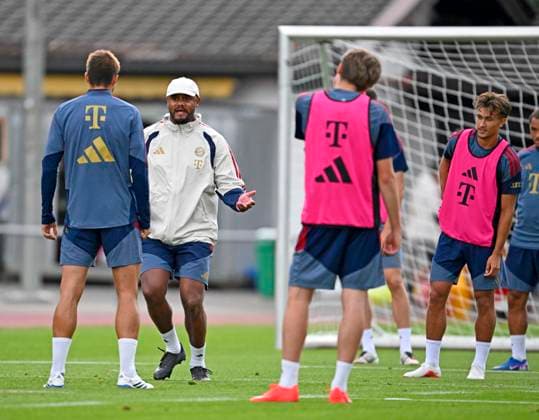 27.07.2026, Fussball Bundesliga 2026 2027, Trainingslager FC Bayern München in Rottach-Egern am Tegernsee (Bayern). Trainer Vincent Kompany (2. von links, FC Bayern München) gibt Anweisungen. Tom Bischof (re, FC Bayern München) *** July 27, 2026, 2026–2027 Bundesliga, FC Bayern Munich training camp in Rottach Egern on Lake Tegernsee; Bayern coach Vincent Kompany (second from left), FC Bayern Munich gives instructions to Tom Bischof (right), FC Bayern Munich