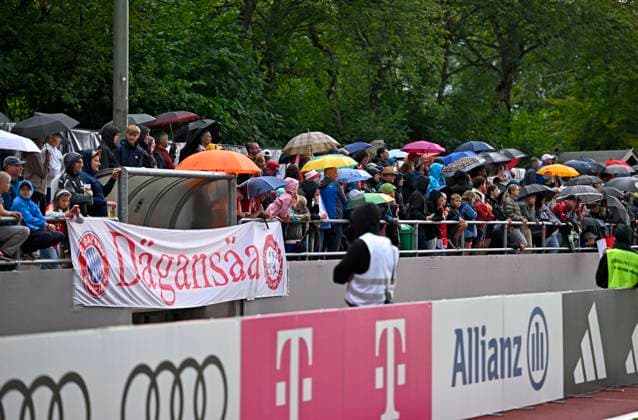27.07.2026, Fussball Bundesliga 2026 2027, Trainingslager FC Bayern München in Rottach-Egern am Tegernsee (Bayern). Es regnet beim Bayern Training, die Fans haben ihre Schirme aufgespannt. *** July 27, 2026, 2026–2027 Bundesliga, FC Bayern Munich training camp in Rottach Egern on Lake Tegernsee, Bavaria. It’s raining during Bayern’s training session; the fans have opened their umbrellas.