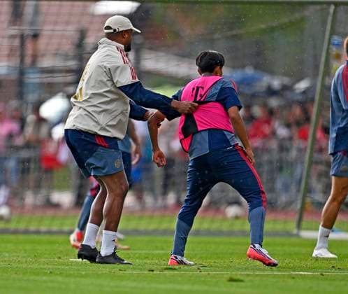 27.07.2026, Fussball Bundesliga 2026 2027, Trainingslager FC Bayern München in Rottach-Egern am Tegernsee (Bayern). v.l. Trainer Vincent Kompany (FC Bayern München) mit vollem Körpereinsatz *** July 27, 2026, 2026–2027 Bundesliga, FC Bayern Munich training camp in Rottach-Egern on Lake Tegernsee, Bavaria; from left: Coach Vincent Kompany; FC Bayern Munich giving it their all