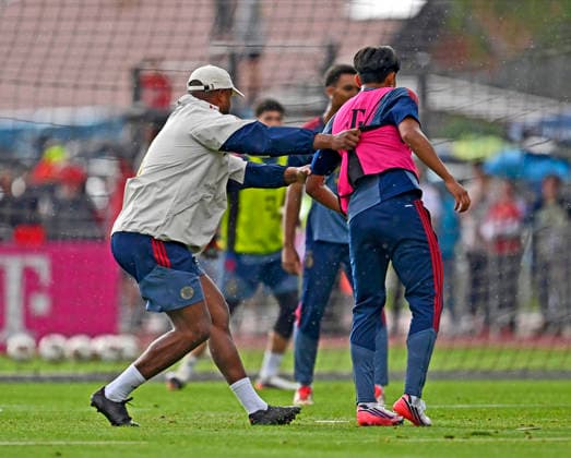 27.07.2026, Fussball Bundesliga 2026 2027, Trainingslager FC Bayern München in Rottach-Egern am Tegernsee (Bayern). v.l. Trainer Vincent Kompany (FC Bayern München) mit vollem Körpereinsatz *** July 27, 2026, 2026–2027 Bundesliga, FC Bayern Munich training camp in Rottach Egern on Lake Tegernsee, Bavaria; from left: Coach Vincent Kompany; FC Bayern Munich giving it their all