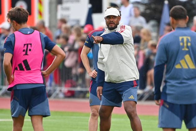 Trainer Vincent KOMPANY (Bayern Muenchen), Gestik,gibt Anweisungen. Oeffentliches Training FC Bayern Muenchen im Trainingslager in Rottach Egern am 27.07.2026. Fussball 1. Bundesliga,Saison 2026 2027. Â *** Coach Vincent KOMPANY of Bayern Munich, gesturing and giving instructions during an open training session for FC Bayern Munich at the training camp in Rottach-Egern on July 27, 2026. Soccer, Bundesliga 1, 2026–2027 season Â