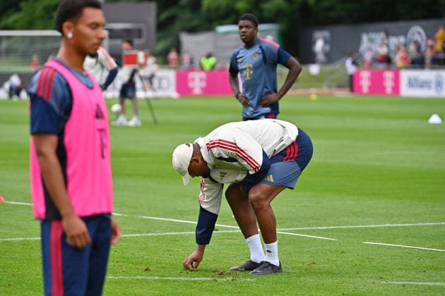 Trainer Vincent KOMPANY (Bayern Muenchen) prueft den Rasen. Oeffentliches Training FC Bayern Muenchen im Trainingslager in Rottach Egern am 27.07.2026. Fussball 1. Bundesliga,Saison 2026 2027. *** Coach Vincent KOMPANY of Bayern Munich inspects the field during an open training session for FC Bayern Munich at the training camp in Rottach-Egern on July 27, 2026. Soccer, Bundesliga 1, 2026–2027 season