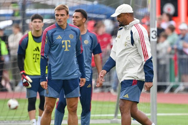 Trainer Vincent KOMPANY (Bayern Muenchen) li:Joao PALHINHA (Bayern Muenchen). Oeffentliches Training FC Bayern Muenchen im Trainingslager in Rottach Egern am 27.07.2026. Fussball 1. Bundesliga,Saison 2026 2027. Â *** Coach Vincent KOMPANY, Bayern Munich; Joao PALHINHA, Bayern Munich; FC Bayern Munich s public training session at the training camp in Rottach-Egern on July 27, 2026; Soccer, Bundesliga 1, 2026–2027 season Â