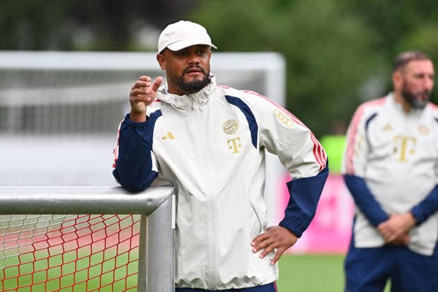 Trainer Vincent KOMPANY (Bayern Muenchen) Einzelbild,angeschnittenes Einzelmotiv,Halbfigur,halbe Figur. Oeffentliches Training FC Bayern Muenchen im Trainingslager in Rottach Egern am 27.07.2026. Fussball 1. Bundesliga,Saison 2026 2027. *** Coach Vincent KOMPANY, Bayern Munich; single frame, cropped image, half-length portrait; FC Bayern Munich public training session at the training camp in Rottach-Egern on July 27, 2026; soccer, Bundesliga 1,2026–2027 season