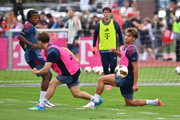 v.re:Tom Bischof (Bayern Muenchen), Aktion,Zweikampf gegen Wisdom MIKE (li). Oeffentliches Training FC Bayern Muenchen im Trainingslager in Rottach Egern am 27.07.2026. Fussball 1. Bundesliga,Saison 2026 2027. *** Featuring Tom Bischof of Bayern Munich, action, a tackle against Wisdom MIKE Li. Public training session for FC Bayern Munich at the training camp in Rottach-Egern on July 27, 2026. Soccer, Bundesliga 1, 2026–2027 season