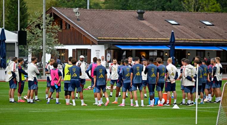 27.07.2026, Fussball Bundesliga 2026 2027, Trainingslager FC Bayern München in Rottach-Egern am Tegernsee (Bayern).Die Bayern Spieler versammeln sich um Trainer Vincent Kompany (FC Bayern München) *** July 27, 2026, 2026–2027 Bundesliga, FC Bayern Munich training camp in Rottach-Egern on Lake Tegernsee, Bavaria. The Bayern players gather around coach Vincent Kompany. FC Bayern Munich