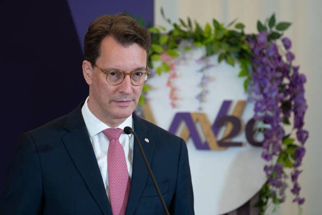 Hendrik WUEST, Wüst, CDU, Ministerpraesident des Landes Nordrhein-Westfalen, bei seiner Rede, Pressekonferenz vor den FEI World Championships 2026 in Aachen, Weltmeisterschaft, Reiten, Reitsport, in der NRW Staatskanzlei in Duesseldorf, 27.07.2026 Â *** Hendrik WUEST, Wüst, CDU, Minister-President of the State of North Rhine-Westphalia, during his speech at a press conference ahead of the 2026 FEI World Championships in Aachen—World Championships, horseback riding, equestrian sports—at the State Chancellery of North Rhine-Westphalia in Düsseldorf, July 27, 2026 Â
