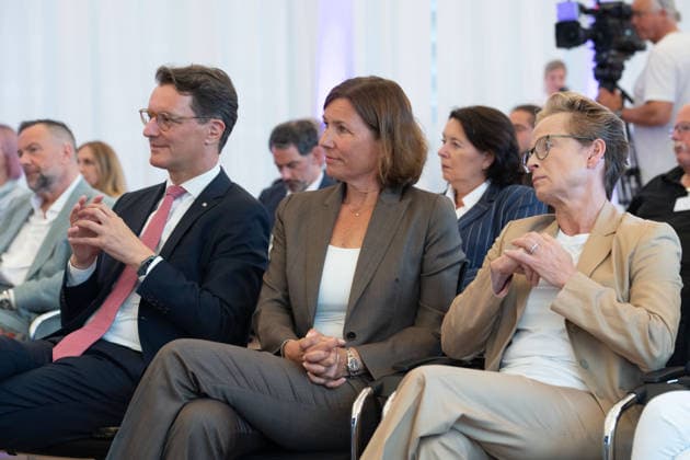 v.l. Hendrik WUEST, Wüst, CDU, Ministerpraesident des Landes Nordrhein-Westfalen, Stefanie PETERS, Praesidentin des Aufsichtsrats des Aachen-Laurensberger Rennverein e.V. (ALRV), Isabell WERTH, Dressurreiterin, als Zuschauer, Pressekonferenz vor den FEI World Championships 2026 in Aachen, Weltmeisterschaft, Reiten, Reitsport, in der NRW Staatskanzlei in Duesseldorf, 27.07.2026 Â *** From left: Hendrik WUEST, Wüst, CDU, Minister-President of the State of North Rhine-Westphalia; Stefanie PETERS, Chair of the Supervisory Board of the Aachen Laurensberger Rennverein e.V. (ALRV); Isabell WERTH, dressage rider, as a spectator, press conference ahead of the 2026 FEI World Championships in Aachen, World Championships, horseback riding, equestrian sports, at the State Chancellery of North Rhine-Westphalia in Düsseldorf, July 27, 2026 Â
