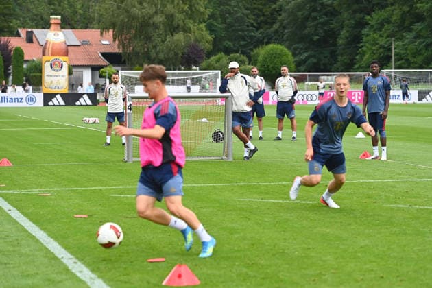Trainer Vincent KOMPANY (Bayern Muenchen,hinten), beobachtet das Training. Oeffentliches Training FC Bayern Muenchen im Trainingslager in Rottach Egern am 27.07.2026. Fussball 1. Bundesliga,Saison 2026 2027. Â *** Coach Vincent KOMPANY of Bayern Munich, in the background, watches the training session. Public training session for FC Bayern Munich at the training camp in Rottach-Egern on July 27, 2026. Soccer, Bundesliga 1, 2026–2027 season Â