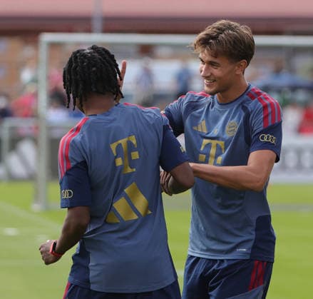 27.07.2026, FC Bayern Muenchen, Trainingslager am Tegernsee , Fussball, im Bild: Wisdom Mike (FC Bayern Muenchen) und Tom Bischof (FC Bayern Muenchen) *** July 27, 2026, FC Bayern Munich, training camp at Lake Tegernsee, soccer, sports, pictured: Wisdom Mike (FC Bayern Munich) and Tom Bischof (FC Bayern Munich)