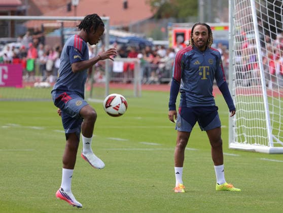 27.07.2026, FC Bayern Muenchen, Trainingslager am Tegernsee , Fussball, im Bild: Wisdom Mike (FC Bayern Muenchen) und Sacha Boey (FC Bayern Muenchen) *** July 27, 2026, FC Bayern Munich, training camp at Lake Tegernsee, soccer, sports, pictured: Wisdom Mike (FC Bayern Munich) and Sacha Boey (FC Bayern Munich)